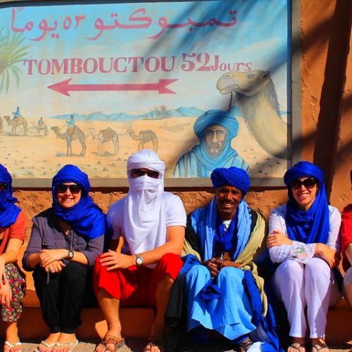 tourists-sitting-near-tombouktou-sign